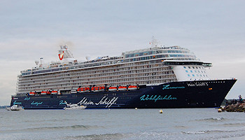 Erstanlauf der Mein Schiff 5 in Bremerhaven