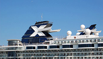 Das "X“ von Celebrity Cruises ist das Symbol der Kreuzfahrtmarke © Melanie Kiel