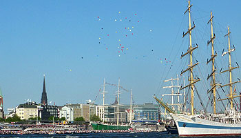 Schiffe, Segler und Festmeile zum Hafengeburtstag Hamburg © Melanie Kiel