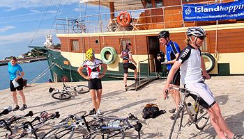 Rennradkreuzfahrer kehren nach der Tour zum Schiff zurück © Radurlaub ZeitReisen