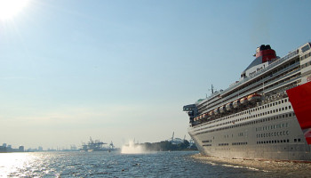 10 Jahre Hamburg! Die Queen Mary 2 passiert die Landungsbrücken am Morgen des 19. Juli 2014 © Melanie Kiel