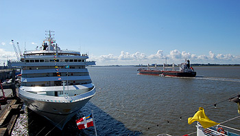 Vierfachanlauf von Artania, Amamdea, Albatros und Deutschland in Bremerhaven © Melanie Kiel