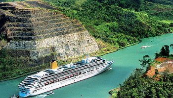 Die Aurora durchfährt den Panamakanal © P&O Cruises