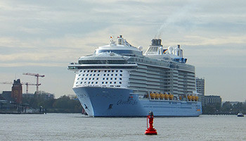 Die Quantum of the Seas auf dem Weg in den Hamburger Hafen © Melanie Kiel
