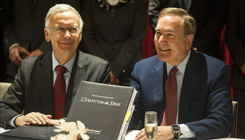 Richard Fain, Chairman und CEO von Royal Caribbean Cruises Ltd. in Miami (r.) und Werft-Chef Bernard Meyer (l.) bei der Übergabezeremonie der Quantum of the Seas © Royal Caribbean