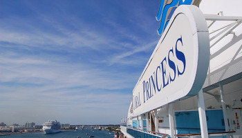 Die Coral Princess von Princess Cruises. Die Coral Princess ist eines von zwei Kreuzfahrtschiffen der Flotte, die speziell für Fahrten durch den Panamakanal gebaut wurden © Melanie Kiel