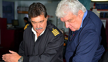 Hans Meiser mit MS HAMBURG-Kapitän Joao Simoes an Bord der HAMBURG © PLANTOURS Kreuzfahrten 2015