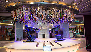 Roboter-Bartender arbeiten in der Bionic Bar © Royal Caribbean