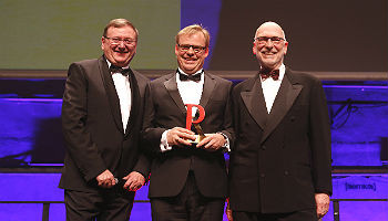 Hansjoerg Kunze freut sich mit Laudator Prof. Dr. Joachim Klewes (r.) und Michael Maillinger (l.) © PR Report Awards