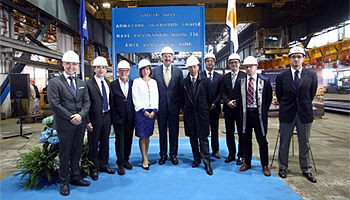 ©Seabourn (links nach rechts): Vitor Alves, Newbuild Project Manager, Seabourn; Cyril Tatar, Vice President of Newbuild and Technical Operations, Seabourn; Adam D. Tihany, Designer for Seabourn Encore, Tihany Design; Marnie Tihany, Director of Business Development, Tihany Design; Richard Meadows, Seabourn President; Antonio Quintano, Director of Fincantieri’s Marghera shipyard; James Moore, Corporate Shipbuilding Project Manager, Carnival Corporation; Christopher Prelog, Vice President of Hotel Operations, Seabourn; Marco Lunardi, Fincantieri’s Project Manager of Seabourn Encore; and Ernesto Palmas, Corporate Shipbuilding Manager, Carnival Corporation