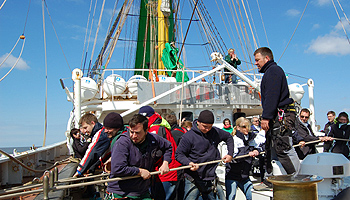 Segel setzen auf der Alexander von Humboldt II © Melanie Kiel