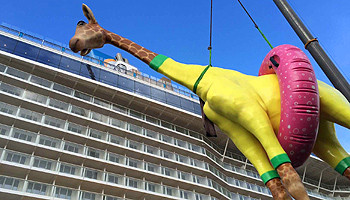 Die Giraffenstatue Gigi des Künstlers Jean-François Fourtou auf der Anthem of the Seas © Royal Caribbean
