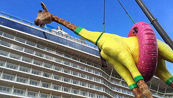 Die Giraffenstatue Gigi des Künstlers Jean-François Fourtou auf der Anthem of the Seas © Royal Caribbean