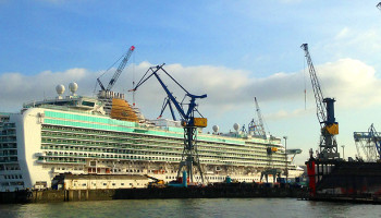 Die Azura von P & O Cruises im Dock Elbe 17 bei Blohm + Voss © Melanie Kiel