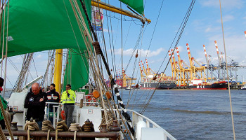 Die Alexander von Humboldt auf der Außenweser bei Bremerhaven © Melanie Kiel