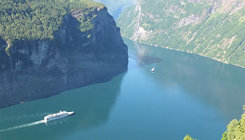 MS Hamburg im Geirangerfjord © Plantours Kreuzfahrten