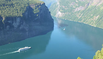 MS Hamburg im Geirangerfjord © Plantours Kreuzfahrten