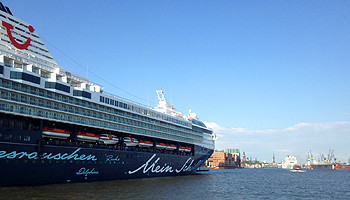 Mein Schiff 1 trifft Costa neoRomantica in Hamburg  © Melanie Kiel