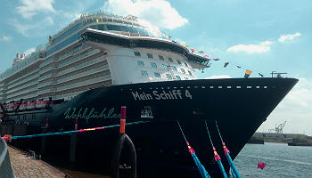 Das MeinSchiff 4 beim Erstanlauf in Hamburg © Melanie Kiel