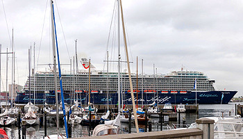 Die Mein Schiff 4 beim Einlaufen in Kiel © TUI Cruises 