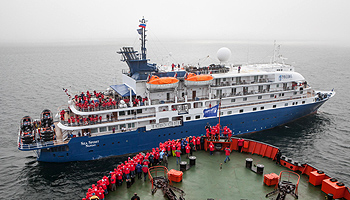 Auf 79° Nord im Franz Josef Land Archipel trafen sich die Passagiere der Sea Spirit und 50 Years of Victory © Poseidon Expeditions