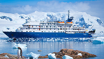Die Sea Spirit, das kleinste stets auch deutschsprachig geführte Expeditionsschiff der Welt, steuert im Winter 2016/17 zehn Mal die Antarktis an ©  Poseidon Expeditions