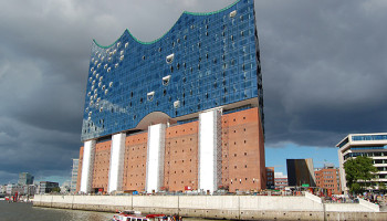 Der Museumsschlepper Suhr & Cons. 2 vor der Elbphilharmonie © Melanie Kiel