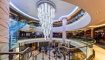 Das offene Atrium auf der Norwegian Escape ©  Meyer Werft