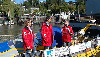 EU-Abgeordnete Gesine Meissner und das Team der Meeresstiftung beim Start der RENEW-Tour in Hamburg © Melanie Kiel