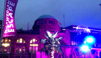 Die Landungsbrücken erstrahlen in coolem Licht © Melanie Kiel