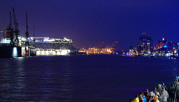 Die Norwegian Escape setzt sich in Steinwerder in Bewegung © Melanie Kiel