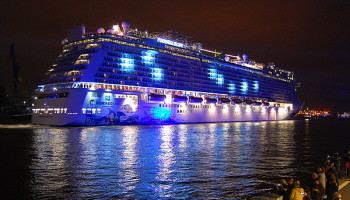 Lichtprojektionen an der Norwegian Escape © Melanie Kiel