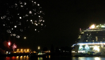 Höhenfeuerwerk über der Elbe © Melanie Kiel