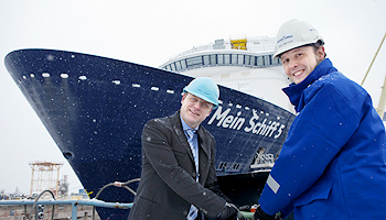 Ferdinand Strohmeier, Vice President Operations von TUI Cruises, und Werftchef Dr. Jan Meyer öffnen die Schotten © TUI Cruises