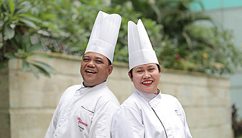 Die Köche Miata Misartonge und Prasetyo Widodo aus dem Kempinski Hotel Jakarta © TUI Cruises