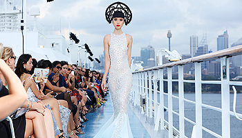 Fashionshow auf der Costa Luminosa im Hafen von Sydney © Costa Crociere