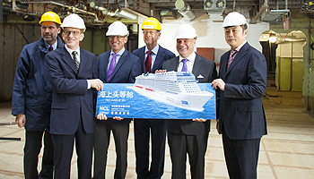 (v.l.)Lambert Kruse, Geschäftsführer Meyer Werft, Harry Sommer, EVP Norwegian Cruise Line International, Andy Stuart, Präsident von Norwegian Cruise Line, Bernard Meyer, Geschäftsführer Meyer Werft, David Herera, Präsident Norwegian Cruise Line China, Alex Xiang, , Vice President of Sales, China © Meyer Werft