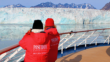 Die »Sea Spirit«, das kleinste, deutschsprachig geführte Expeditions-Kreuzfahrtschiff, legt zu einer Sonderreise nach Südgeorgien ab © Poseidon Expeditions