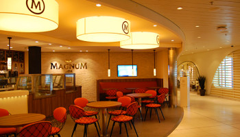 Individuelle Eiskreationen gibt's im Magnum Pleasure Store © Melanie Kiel / Komm auf Kreuzfahrt