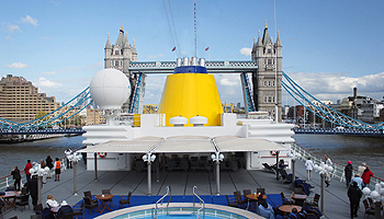 Wenn die HAMBURG hinter der Tower Bridge direkt im Zentrum von London anlegt, ist dies immer wieder ein Highlight © Plantours Kreuzfahrten