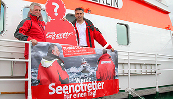 Online-Wettbewerb „Werde Seenotretter für einen Tag“ der DGzRS geht in die zweite Runde: Henry Hildebrandt (l.), Seenotretter auf dem in Laboe stationierten Seenotrettungskreuzer BERLIN, und Vorjahressieger Thomas Stasch sind gespannt auf den Gewinner 2016 © DGzRS