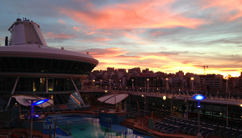 Das Pooldeck auf der Splendour of the Seas bei Dämmerung © Melanie Kiel / Komm auf Kreuzfahrt