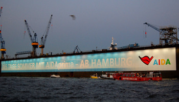 AIDAprima-Banner bei Blohm + Voss © Melanie Kiel / Komm auf Kreuzfahrt
