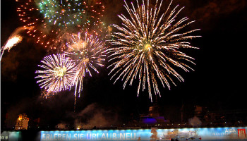 Der vom Feuerwerk hell erleuchtete Hafen © Melanie Kiel / Komm auf Kreuzfahrt