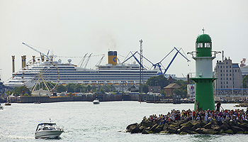 -.Costa in Warnemünde © Costa Kreuzfahrten