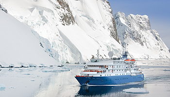 Mit nur 114 Passagieren nimmt das kleinste, deutschsprachig geführte Expeditions-Kreuzfahrtschiff "Sea Spirit" Kurs auf Polarregionen © Poseidon Expeditions