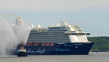 Die Mein Schiff 5 erstmals in Kiel © TUI Cruises