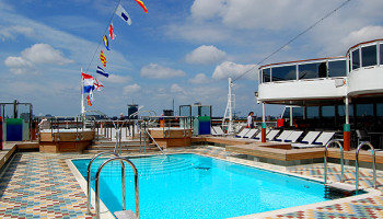 Der Sea View Pool auf Deck 9 am Heck des Schiffes © Melanie Kiel