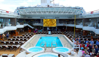 Der Lido-Pool mit Whirlpools und Liegebereichen auf zwei Decks. Auf der großen LED-Leinwand werden abends Kinofilme gezeigt © Melanie Kiel