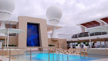 Wo sich einst der Indoorpool befand, erstreckt sich heute der ruhige Außenbereich Lagune © Melanie Kiel